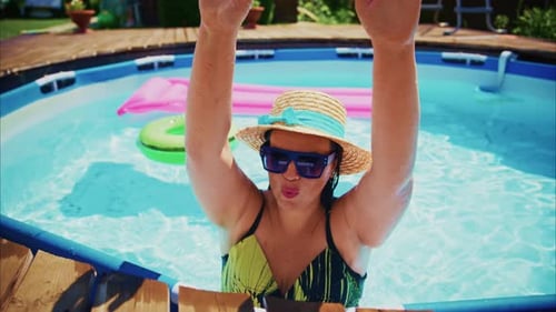 Mulher alegre curtindo a diversão de verão na piscina com carros alegóricos coloridos e atmosfera vibrante