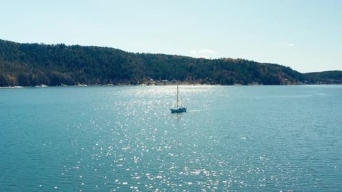 Iate à vela em um dia ensolarado