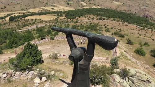 Vue aérienne d'un peuple alévi adorant sur le flanc de la montagne