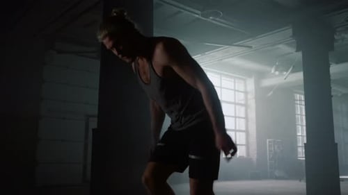 Fetter Typ, der Krafttraining mit Big Tire durchführt. Stärkekonzept. Männlicher Bodybuilder