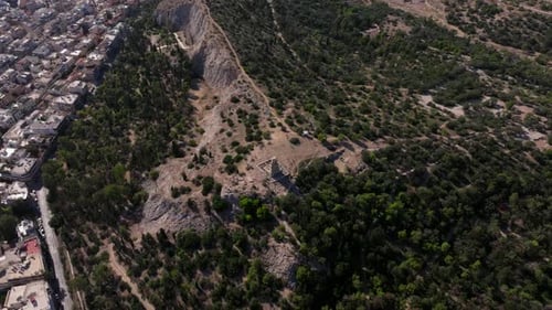Vue aérienne survolant le monument de Philopappos à Athènes