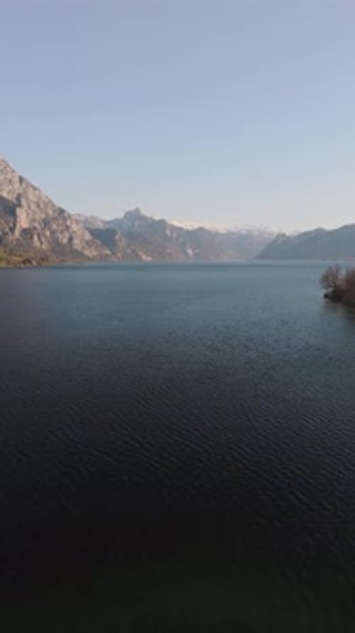 Lac sous un ciel bleu vif Hd