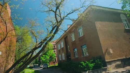 Viaje de exploración de la ciudad báltica por la calle de Daugavpils, flotando, observando la arquitectura, ángulo holandés