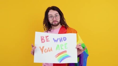 Молодой транссексуал, транссексуал, держащий в руках бумагу с любовным посланием