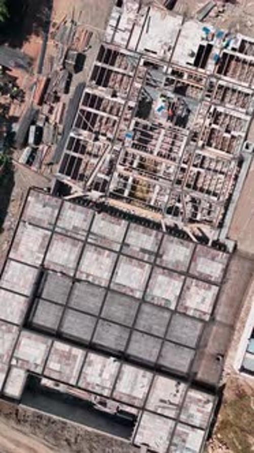 Los ingenieros de vídeo vertical supervisan a los constructores que colocan refuerzos y preparan el hormigón que se vierte sobre el