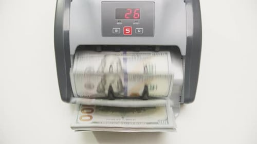 Contador de divisas: conteo de billetes de cien dólares