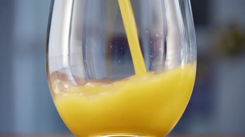 Homme versant lentement du jus fraîchement pressé sur de la glace Slow Mo