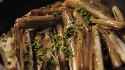 Palourdes rasoirs et fruits de mer grillés sur le marché | Navajas espagnols | Cuisine traditionnelle en Espagne | Catalogne