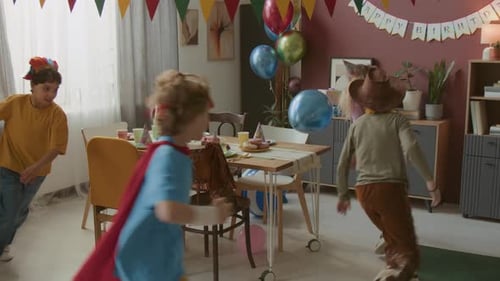 Grupo de crianças correndo durante a festa de aniversário festiva