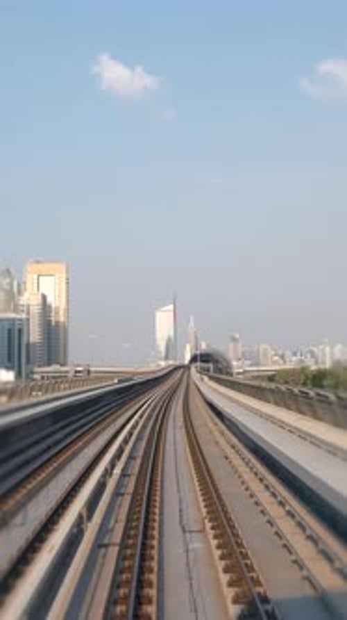 Eine moderne S-Bahnstrecke inmitten einer lebendigen Stadtlandschaft und einer Aussicht auf die Skyline