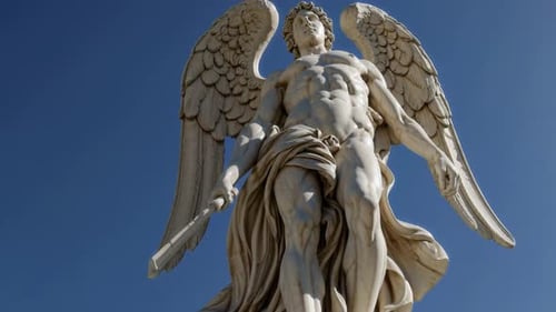 Eine majestätische Engelsstatue mit großen Flügeln und einem Schwert vor einem klaren blauen Himmel