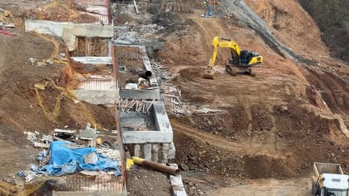 Kettenbagger arbeitet an Steilhängen