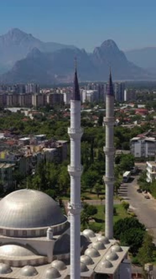 Mosquée Blanche, paysage urbain et montagnes, Antalya, Turquie, vue aérienne, vidéo verticale