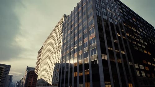 Los edificios de vidrio reflectante brillan cálidamente en medio de escenas activas de la vida urbana