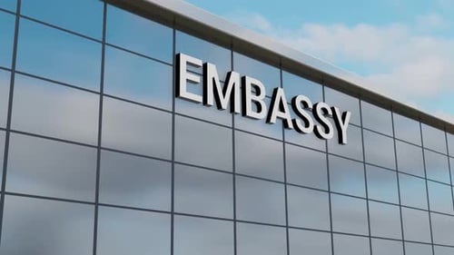 Avión pasando por encima de un edificio de la embajada