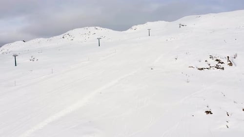 Survol aérien vide le domaine skiable abandonné d'Alpe Lusia avec remontée mécanique fermée pendant la pandémie de covid-19 en