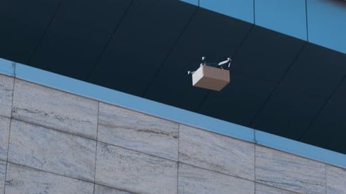 Multicóptero voando com pacote Big Brown em cidade moderna