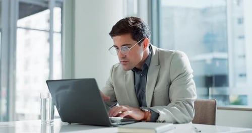 Laptop, trabalhador e empresário no escritório para projeto on-line, proposta de pesquisa