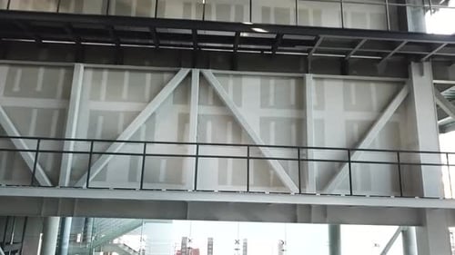 Vol en Drone avec prise de vue à la sortie d'un bâtiment d'un centre culturel montrant les détails de