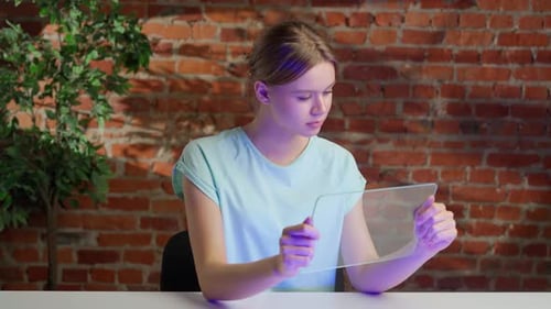 Frau hält innovatives futuristisches Gerät mit transparentem Glasbildschirm in der Hand, schaut Medien an und lächelt