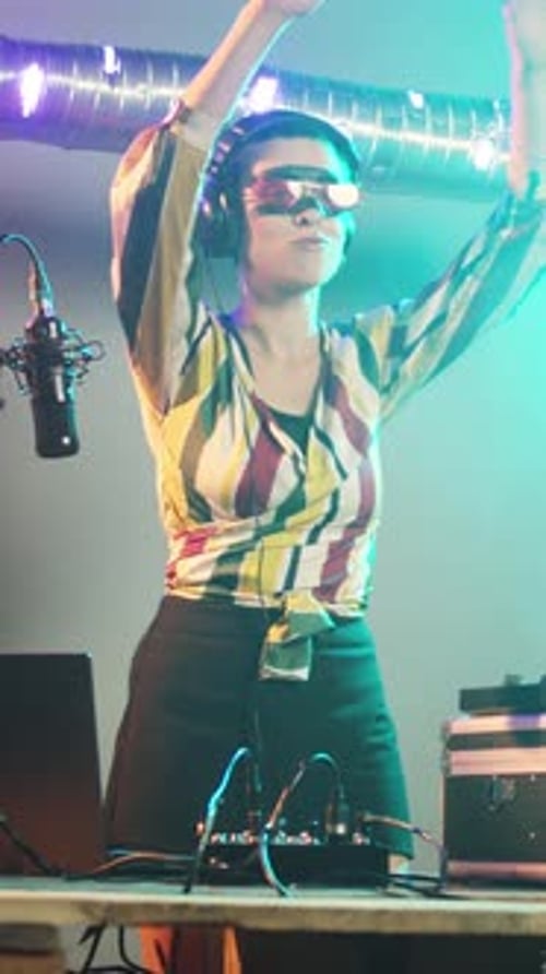 Vidéo verticale : femme disc-jockey jouant de la musique funky sur des platines stéréo