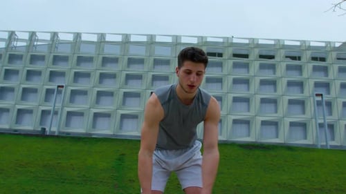 Jeune homme pratiquant le dribble de basket-ball