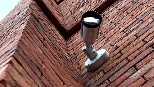 Câmera CCTV de segurança de shopping montada na parede externa