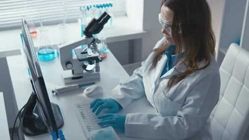 Un scientifique talentueux analyse méticuleusement de grands ensembles de données dans un système moderne de pointe