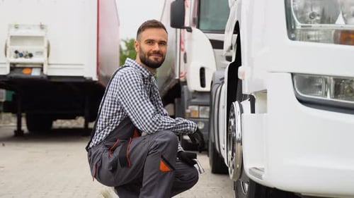 Mechaniker wechselt den Lkw-Reifen Porträt eines türkischen Lkw-Mechanikers im Autowerkstatt