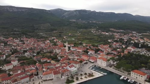 Vidéo aérienne au-dessus d'une petite ville sur la côte de l'île de Hvar en Croatie