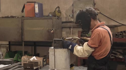 Industriearbeiter in der Raffinerie schweißen hautnah. Metallsägen aus nächster Nähe. Klammer. Nahaufnahme des Schweißers