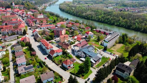 Imagens aéreas de Drone da cidade de Ormoz, parte da paisagem campestre da Eslovênia