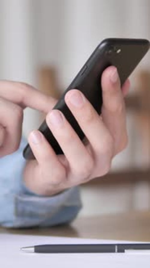 Nachricht auf dem Smartphone eingeben, vertikales Video