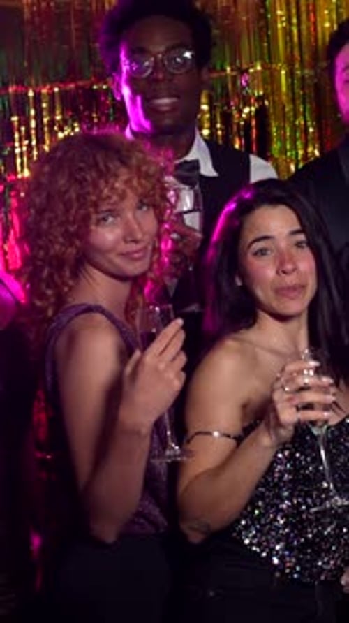 Amigos posando para fotos em uma festa glamorosa
