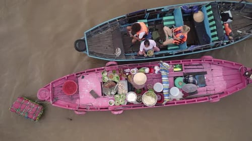 Can Tho, Vietnam - 1 de julio de 2024: Vista aérea de coloridos botes de remos en el mercado de Vietnam.