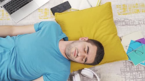 Un homme malheureux et ennuyé.