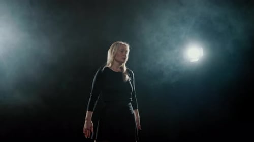 Moderne Ballerina tanzt in der Dunkelheit Anmutige Dame, die in Zeitlupe springt, talentierte Tänzerin