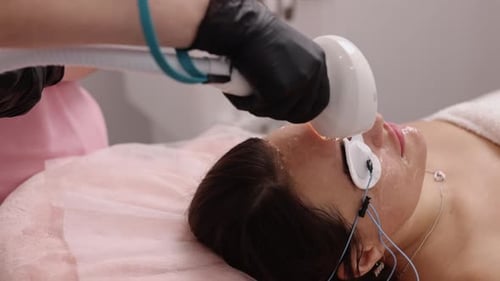 Cosmetic Salon Therapist Cosmetic Woman's Face
