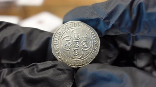 Un numismate examine une Collection de pièces 09
