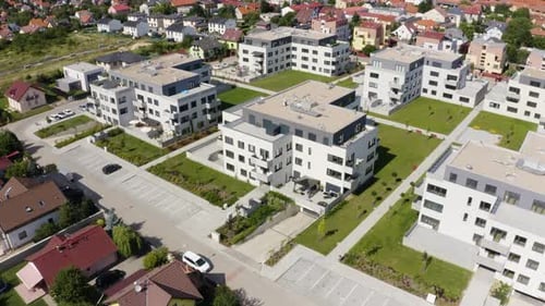 Luftbild von einer Drohnen-Eigentumswohnung in einer idyllischen malerischen Stadt an einem sonnigen Tag