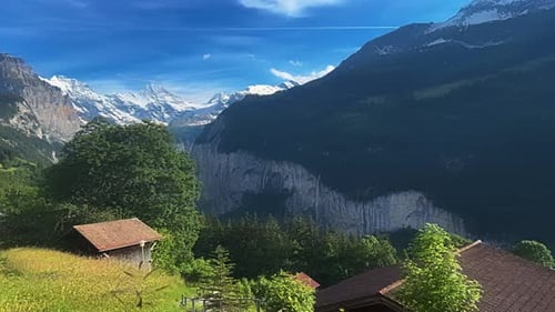 Cordilheiras majestosas do Monte Jungfrau no Oberland Bernês, Suíça. Foto panorâmica aérea