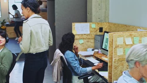 Лидер, бизнесмен и деловая женщина, идущая в оживленный офис для руководства