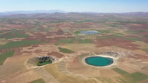 Vue aérienne des terres agricoles et des lacs