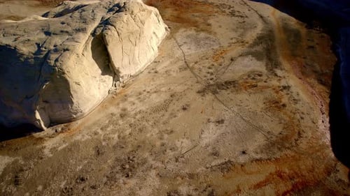 Un Drone à couper le souffle survole les magnifiques hoodoos en forme de crapaud et dévoile des formations rocheuses surréalistes.