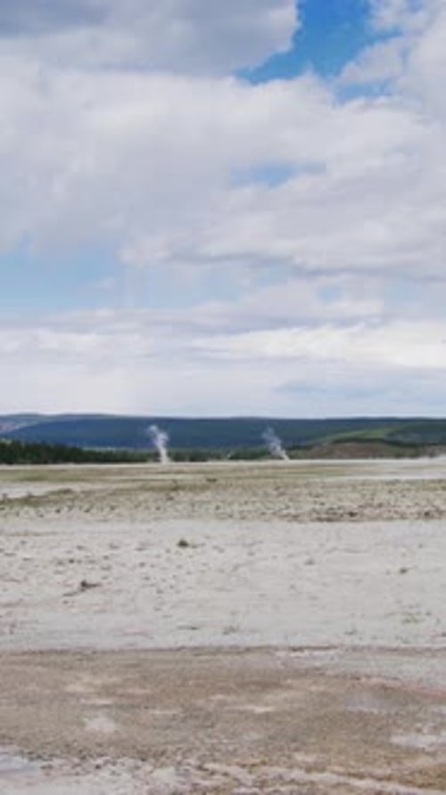 Die atemberaubenden und atemberaubenden Geysire im Yellowstone-Nationalpark warten auf Ihren Besuch