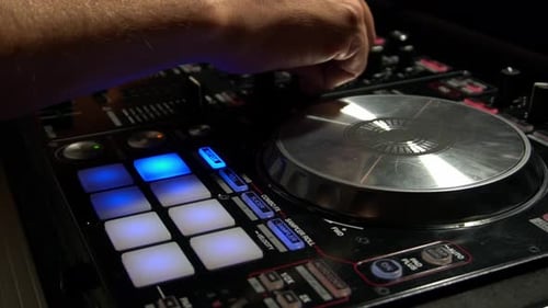 DJ mixant de la musique avec des boutons rotatifs pour contrôleur numérique