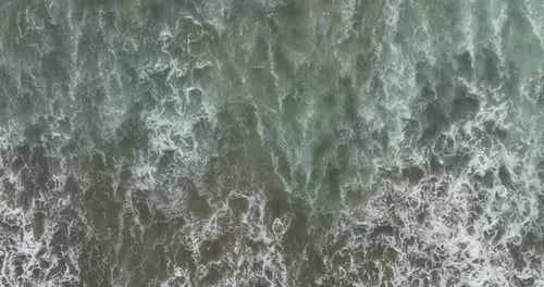 Das Wasser des Ozeans wirbelt am Strand und an der malerischen Küste