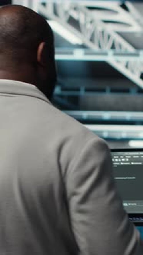 Vertikale Videoprogrammierer gehen beim Codieren von Rechenzentren und führen Optimierungen mithilfe eines Tablets durch