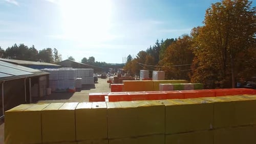 Lager für Baustoffe. Luftbild von industriellem Baumaterial