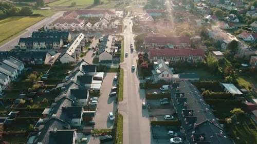 Luftaufnahme des Vorstadtviertels mit modernen Häusern und grünen Gärten